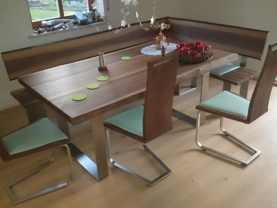 Sitzgruppe aus Nußbaum mit Splint, Tisch mit Waldkante