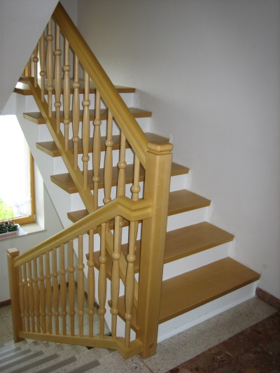 Treppenstufen mit Geländer in Esche gebeizt