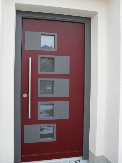 Haustüre aus Plattenmaterial, deckend lackiert