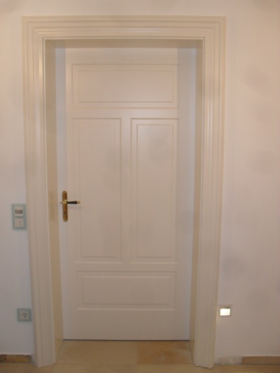 Zimmertüre weiß lackiert mit großen Profilen